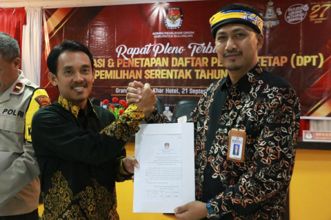 Poto : Penyerarahan Berita Acara Rekapitulasi DPT Bulungan oleh KPU
