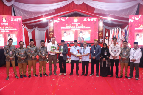 Foto Bersama  Pengundian dan Penetepan Nomor Urut Pasangan Calon Bupati dan Wakil Bupati Bulungan pada Pemilihan tahun 2024 (23/9)