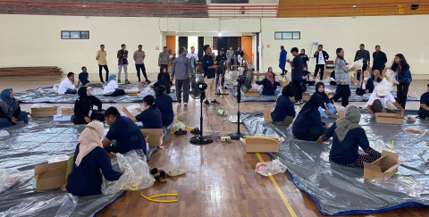 suasana digudang logistik kpu bulungan saat proses sortir lipat surat suara