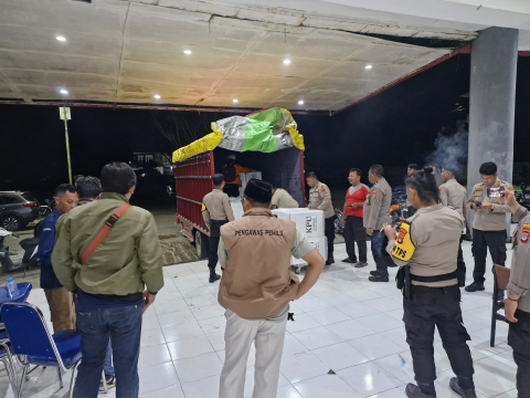 Foto: Ketua Bawaslu Bulungan melakukan pengawasan kedatangan logistik kegudang KPU Bulungan