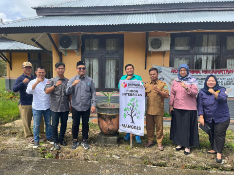 Foto: seusai penanaman pohon Integritas di Kecamatan Tanjung Palas Tengah Bersama Panwaslu Kacamatan