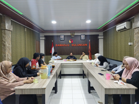 Foto saat Kepala Sekretariat melakukan kunjungan ke Bawaslu Kabupaten Bulungan