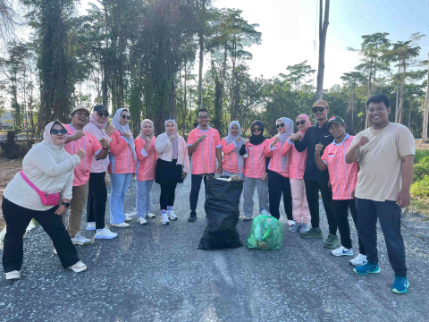 Foto Bersama jajaran Bawaslu Kabupaten Bulungan saat selesai pemungutan sampah.