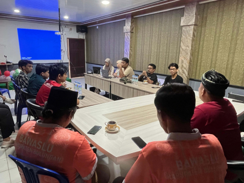 Foto Ketua Bawaslu Kaltara Yakobus Iskandar (tengah baju merah besingal) melakukan supervisi ke Bawaslu Bulungan. Jumat, (29/08).&nbsp;