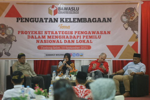 Penyampaian materi Penguatan Kelembagaan oleh Narasumber (Foto: Humas Bawaslu Bulungan).