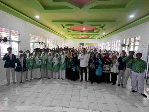 Foto bersama Anggota Bawaslu Kabupaten Bulungan bersama Siswa/i MTsN Bulungan