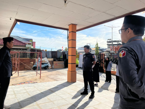 Koordinator Divisi Penanganan Pelanggaran dan Penyelesaian Sengketa, Ali Akbar saat menjadi Pembina Apel yang berlangsung di Halaman Kantor Sekretariat Bawaslu Kabuapten Bulungan, Senin (8/12)