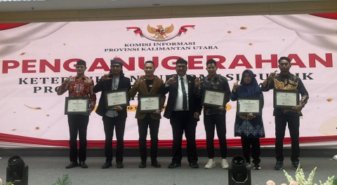 Foto: Lima Penyelanggara Pemilu menerima penghargaan dari Komisi Informasi kaltara.