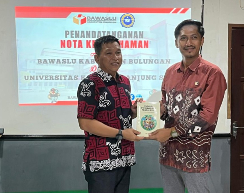 penyerahan Buku Inovasi Pengawasan Pemilu Tahun 2025 oleh Koordinator Divisi Hukum, Pencegahan, Partisipasi Masyarakat dan Humas (HP2H) Bawaslu Bulungan Riswan