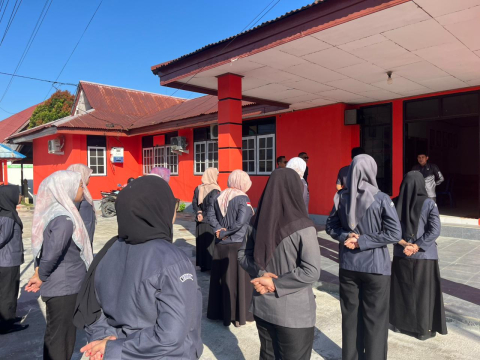 Foto Ali Akbar Koordinator Divisi Penanganan Pelanggaran dan Penyelesaian Sengketa (Kordiv PPPS) saat menjadi pembina apel rutin di halaman kantor Badan Pengawas Pemilihan Umum Kabupaten Bulungan Senin (06/44).