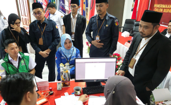 Poto Pimpinan Bawaslu Bulungan pada saat melakukan pengawasan dokumen persyaratan Bacalon Bupati di KPU