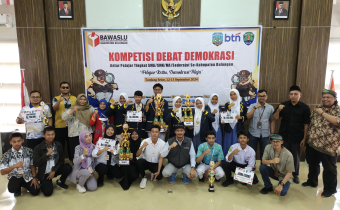 Foto: Para Pemenang Kompetisi Debat Demokrasi antar Pelajar tahun 2024 berpose bersama Bawaslu, KPU, BTN, Pengiat Pemilu dan Para Juri Jumat (13/9/2024).
