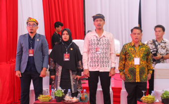 foto: Ketua dan anggota Bawaslu Bulungan saat menghadiri dan mengawasi tahapan pengundian dan penetapan Nomor Urut Pasangan Calon