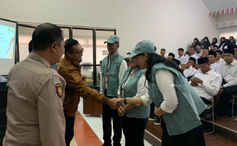 Poto Ketua Bawaslu Bulungan memberikan selamat kepada PTPS yang di lantik