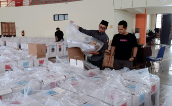 Poto: Ketua Bawaslu Bulungan saat melakukan Pengecekan Dan Kesiapan Logistik Sebelum Didistribusikan