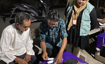 Poto: Pengawas TPS melakukan Pengawasan Distribusi C Pemberitahuan oleh KPPS di salah satu rumah warga 