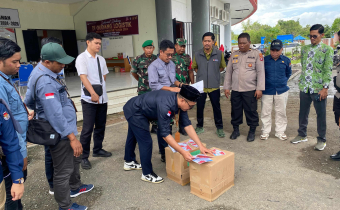 Poto: Ketua dan Anggota Bawaslu Bulungan saat melakukan pengawasan pemusnahan surat suara yang rusak pada Pilkada 2024 di Gudang Logistik KPU Bulungan, Selasa (26/11/2024).
