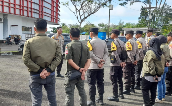 Foto: Ketua Bawaslu Bulungan bersama jajaran saat melakukan pengawasan pelepasan distribusi logistik Pilkada 2024 yang digelar di Gudang Logistik KPU Bulungan pada Selasa (26/11/2024).