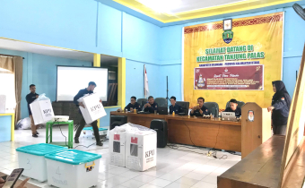 Foto : Rapat Pleno Terbuka Rekapitulasi Perolehan Suara Tingkat Kecamatan.