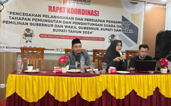 Koordinator Divisi Penanganan Pelanggaran dan Penyelesaian Sengketa saat memberikan arahan kepada Panwaslu KecamatanKoordinator Divisi Penanganan Pelanggaran dan Penyelesaian Sengketa saat memberikan arahan kepada Panwaslu Kecamatan