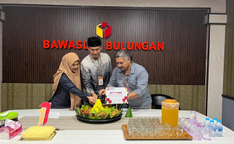 Prosesi pemotongan tumpeng oleh Anggota dan Kepala Sekretariat (Foto Dok Bawaslu Bulungan)
