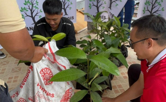 Penanaman Pohon Integritas pertama oleh Ketua dan Anggota di Halaman Kantor Bawaslu Bulungan. Jumat, 17 Januari 2025. (Foto: Nurul)