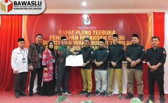 Ketua Bawaslu Bulungan menerima Berita Acara (BA) Penetapan Pasangan Calon Bupati dan Wakil Bupati Terpilih