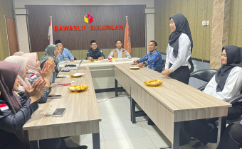 Foto CPNS memperkenalkan diri kepda keluarga besar Bawaslu Bulungan