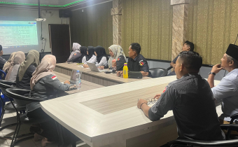 Foto: Ketua Bawaslu Bulungan, Dwi Suprapto saat memimpin rapat persiapan pengawasan Pemutakhiran Data Pemilih Berkelanjutan (PDPB) 