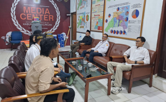 Foto : Ketua dan Anggota Bawaslu Bulungan saat berdiskusi bersama Komisioner KPU membahas persiapan jelang Pemutakhiran Data Pemilih Berkelanjutan (PDPB)