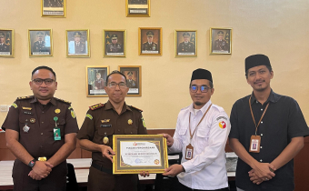 Foto: Ketua dan Anggota Bawaslu Bulungan saat memberikan piagam penghargaan kepada Kejaksaan Negri Bulungan