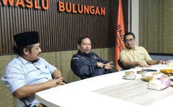 Poto: Kepala Sekretariat Bawaslu Provinsi Kalimantan Utara Memberikan Arahan