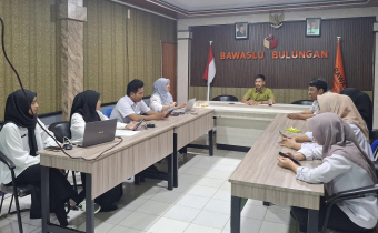 Anggota Bawaslu Bulungan, Riswan saat memberikan pengarahan kepada jajaran Staf Sekretariat Bawaslu Bulungan