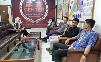 Koordinator Divisi Pencegahan, Partisipasi Masyarakat, dan Hubungan Masyarakat Bawaslu Kabupaten Blitar, Jaka Wandira beserta staf berkoordinasi dengan KPU, Rabu 9 Juli 2025.