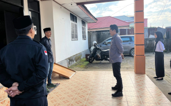 Foto: Pimpinan Riswan memberikan amanat saat bertidak menjadi pembina apel. Senin, (21/7)
