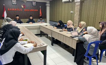 Ketua Bawaslu Kabupaten Bulungan, Dwi Suprapto memberikan arahan kepada sekretariat di Kantor Bawaslu Bulungan, Senin (21/7)/foto: Humas Bawaslu Bulungan.