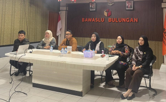 Enam orang PPPK Bawaslu Kabupaten Bulungan mengikuti kegiatan Kick Off Orientasi PPPK Bawaslu Tahun 2025 yang dilakukan secara daring, Kamis (21/08/2025) di Ruang Rapat Kantor Bawaslu Kabupaten Bulungan.
