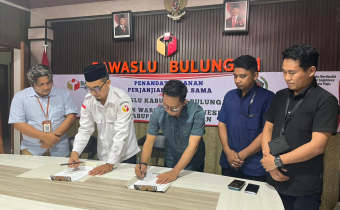 Bawaslu dan PWI Bulungan melakukan kerjasama yang ditandai dengan penandatanganan Memorandum of Understanding (MoU). (Foto : Humas Bawaslu Bulungan)