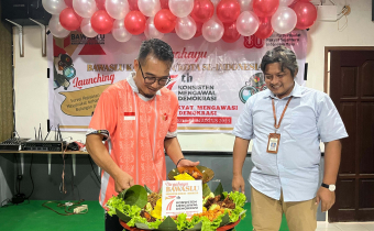 Ketua dan Koorsek Bawaslu Bulungan potong nasi tumpeng dalam perayaan Ulang Tahun ke-7 Bawaslu Kab/Kota. (Foto: Humas Bawaslu Bulungan)