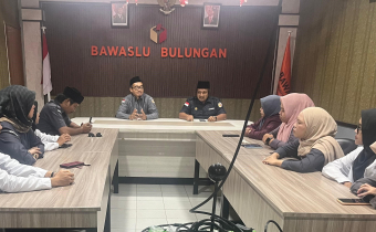 Foto Ketua Bawaslu Bulungan saat memberikan arahan kepada jajaran Sekretariat.