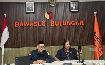 Foto Dwi Suprapto saat menyampaikan Komitmen Bawaslu Kabupaten Kabupaten Bulungan dalam Keterbukaan Informasi Publik ditemani Anggota Bawaslu Kabupaten Bulungan, pada Selasa, (12/08)