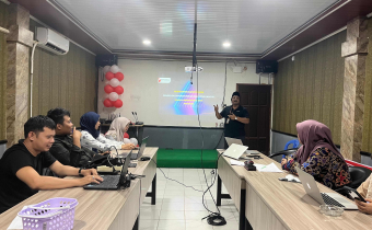 Kepala Sekretariat Bawaslu Kabupaten Bulungan saat memberikan materi pada rapat internal Penyusunan Laporan Kinerja bagi CPNS dan PPPK di Lingkungan Sekretariat Bawaslu Kabupaten Bulungan pada Kamis(28/08).