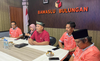 Foto Ketua Bawaslu Kaltara Yakobus Iskandar (tengah baju merah besingal) melakukan supervisi ke Bawaslu Bulungan. Jumat, (29/08). 