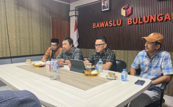 Foto Kordinator Divisi (Kordiv) Penanganan Pelanggaran, Data dan Informasi (PP & Datin) Donny (Berkacamata), saat melakukan supervisi ke tim PPID Bawaslu Bulungan.