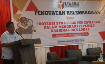 Kepala Kesebangpol Bulungan, Dharmawan saat mewakili Bupati Kabupaten Bulungan menyampaikan sambutan di kegiatan penguatan kelembagaan yang dilaksanakan pada Rabu 10 September 2025. (Foto: Humas Bawaslu Bulungan)