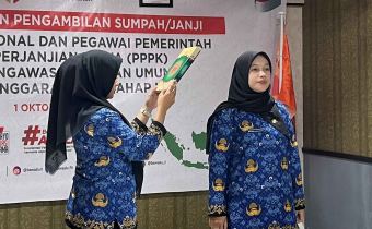 Pegawai Pemerintah dengan Perjanjian Kerja (PPPK) Bawaslu Kabupaten Bulungan saat menghadiri pelantikan PPPK Bawaslu TA. 2024 Tahap II secara daring, Rabu (01/10). 