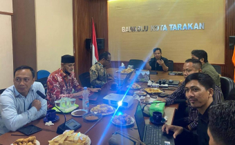 Anggota Bawaslu Kaltara Fadliansyah memberikan arahan dalam kegiatan Rapat Kerja Teknis Pengawasan Pemutakhiran Data Partai Politik Secara Berkelanjutan Melalui Sistem Informasi .Partai Politik di Kantor Bawaslu Kota Tarakan, Rabu (26/11)/foto: Publikasi dan Pemberitaan Bawaslu Tarakan.