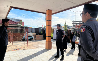 Koordinator Divisi Penanganan Pelanggaran dan Penyelesaian Sengketa, Ali Akbar saat menjadi Pembina Apel yang berlangsung di Halaman Kantor Sekretariat Bawaslu Kabuapten Bulungan, Senin (8/12)