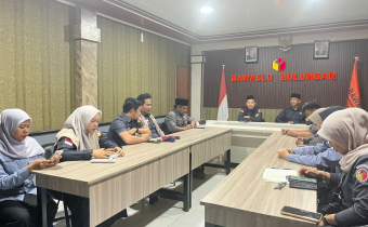 Foto: Ketua dan anggota Bawaslu Bulungan saat memimpin rapat internal yang di ikuti oleh seluruh jajaran sekretariat.