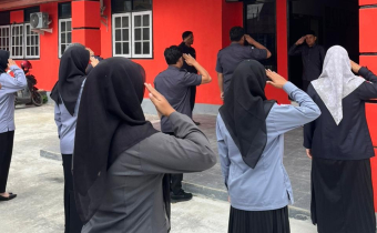 Koordinator Divisi Penanganan Pelanggaran dan Penyelesaian Sengketa (Kordiv PPPS), Ali Akbar. Saat jadi pembina Apel.